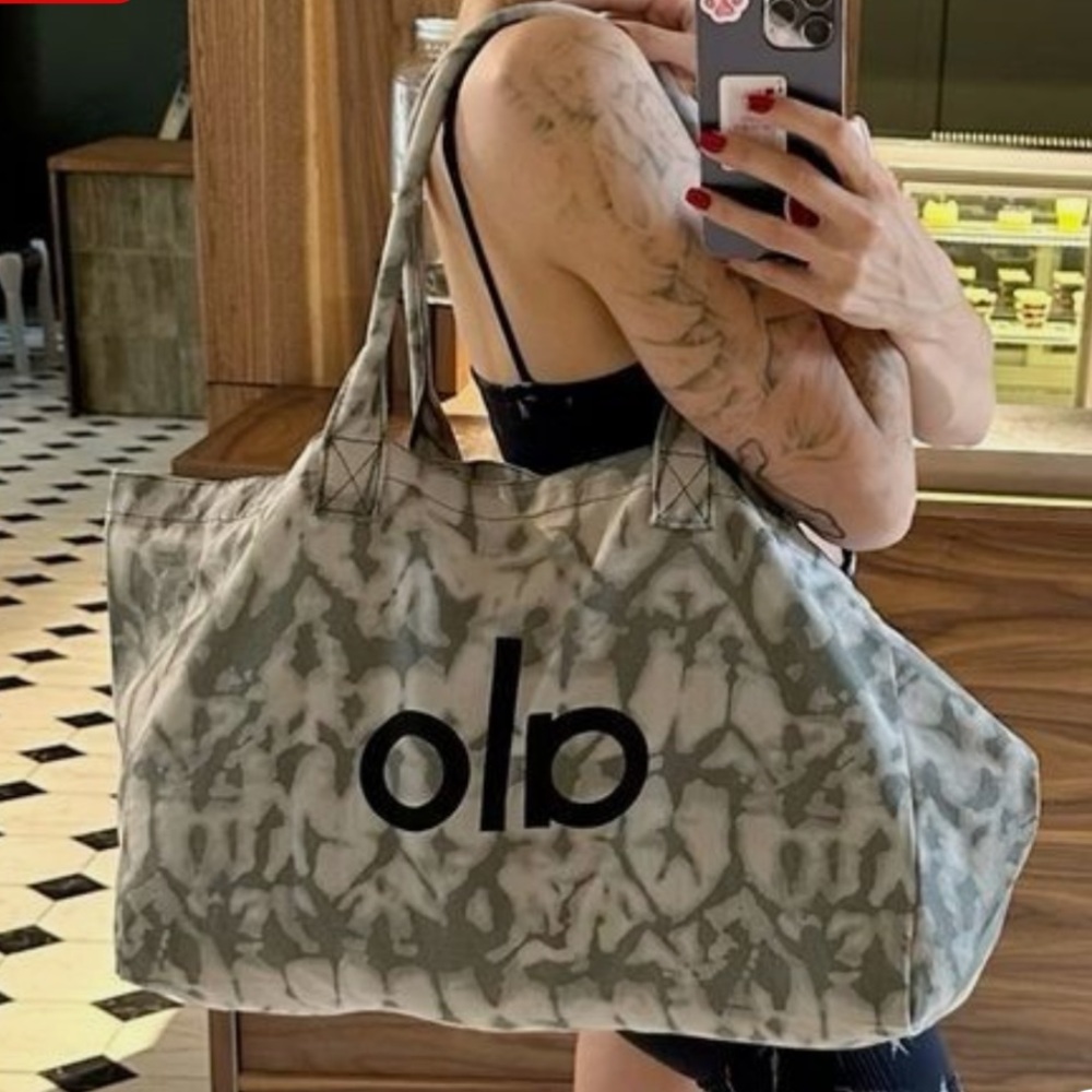 ALO Yoga Black and Gray Tie Dye Tote Bag 🤍 - Picture 3 of 3